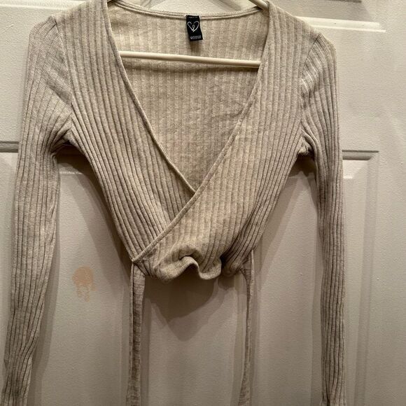 $2/15 Windsor cropped sweater - Picture 1 of 3